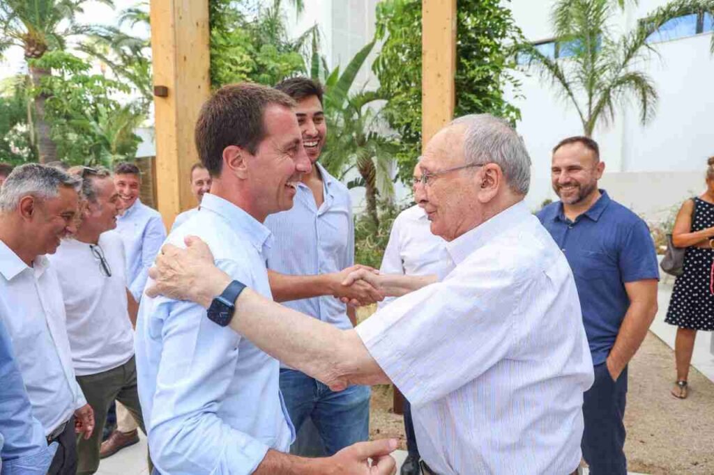 El presidente del Consell de Mallorca, Llorenç Galmés, saludando al presidente y fundador de Hipotels, Juan Llull 'Monget'