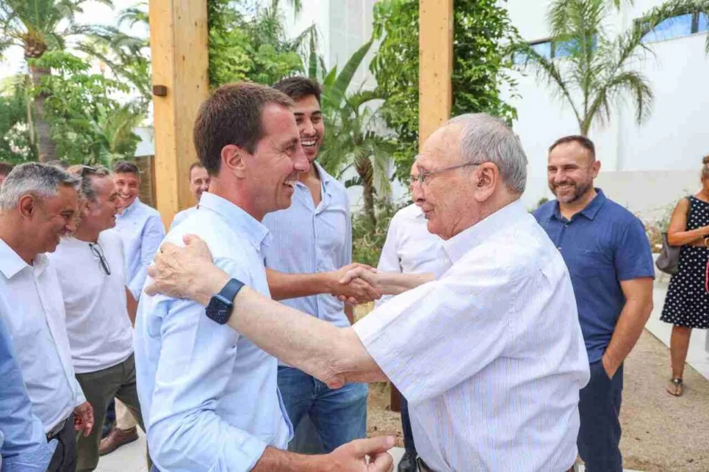 El presidente del Consell de Mallorca, Llorenç Galmés, saludando al presidente y fundador de Hipotels, Juan Llull 'Monget'