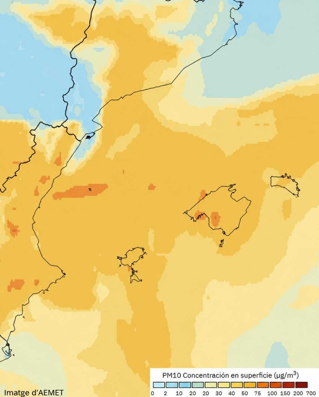 Mapa meteorológico de la AEMET que muestra niveles elevados de concentración de polvo en superficie sobre Baleares