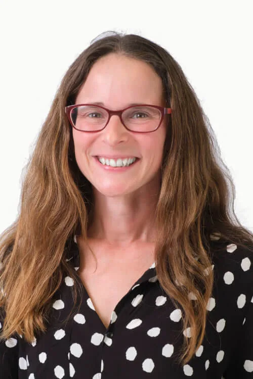 Retrato oficial del Ayuntamiento de Inca de Marta Ferré Freitas-Morna con gafas de montura roja y camisa negra con lunares blancos