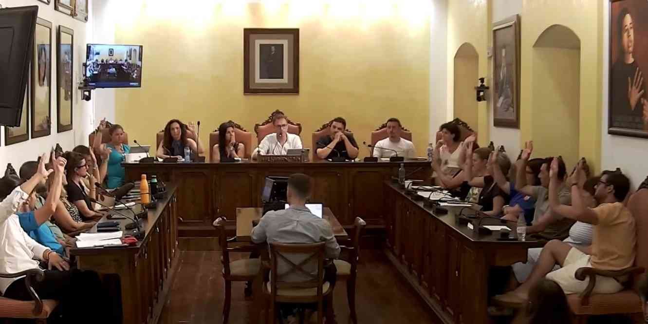 Concejales alzando la mano durante la votación en el pleno extraordinario del Ayuntamiento de Manacor