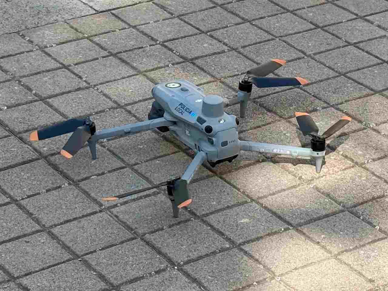 Dron DJI Matrice de la Policía Local de Manacor desplegado sobre el suelo