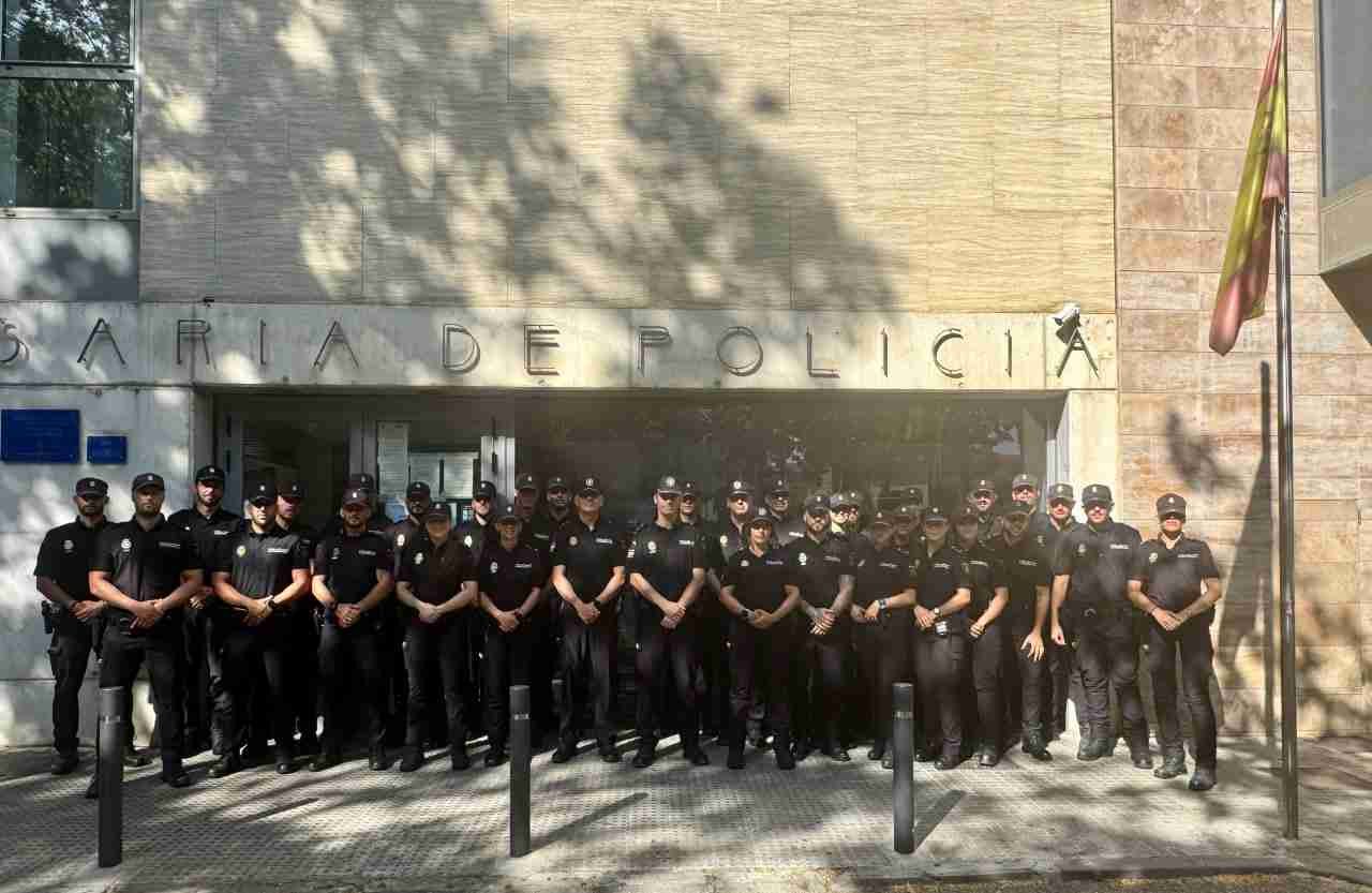 Grupo de nuevos agentes de la Policía Nacional formados frente a la Comisaría de Manacor