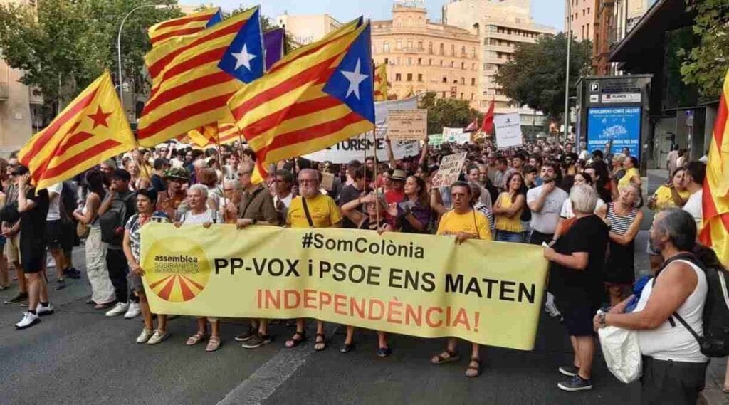 Pancarta amarilla de la Assemblea Sobiranista de Mallorca contra el PP, VOX y PSOE