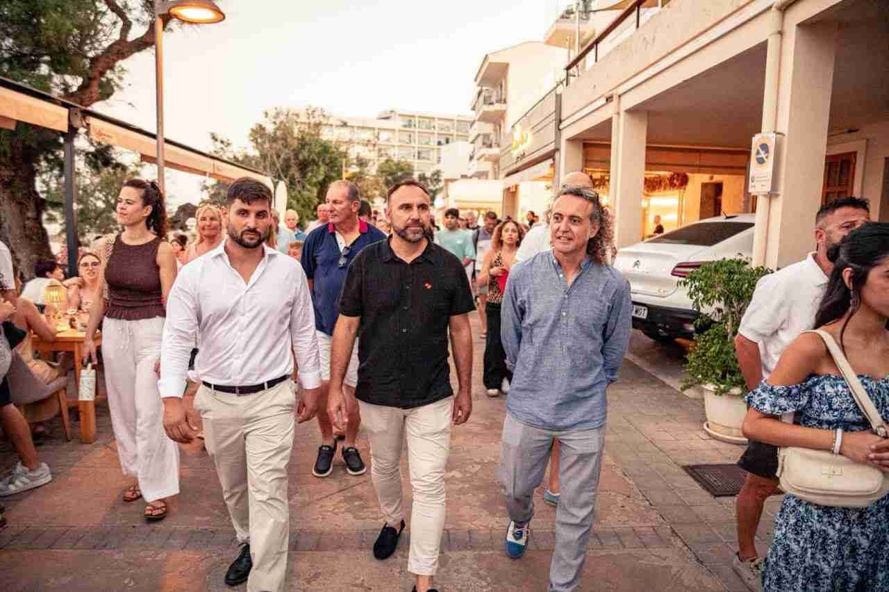 El alcalde Pep Miquel Servera Leno, el primer teniente de alcalde Jaume Servera y el concejal Bernat Grimalt paseando por Son Servera