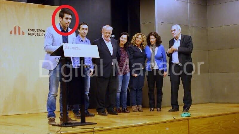 Detalle de la cara de Pere Sánchez rodeada con un círculo rojo en el escenario actuando como presentador del acto con toda la plana mayor de ERC en Palma
