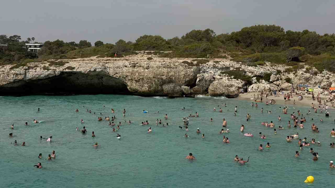 Arena y costa de la playa de Cala Domingos Gran en Manacor