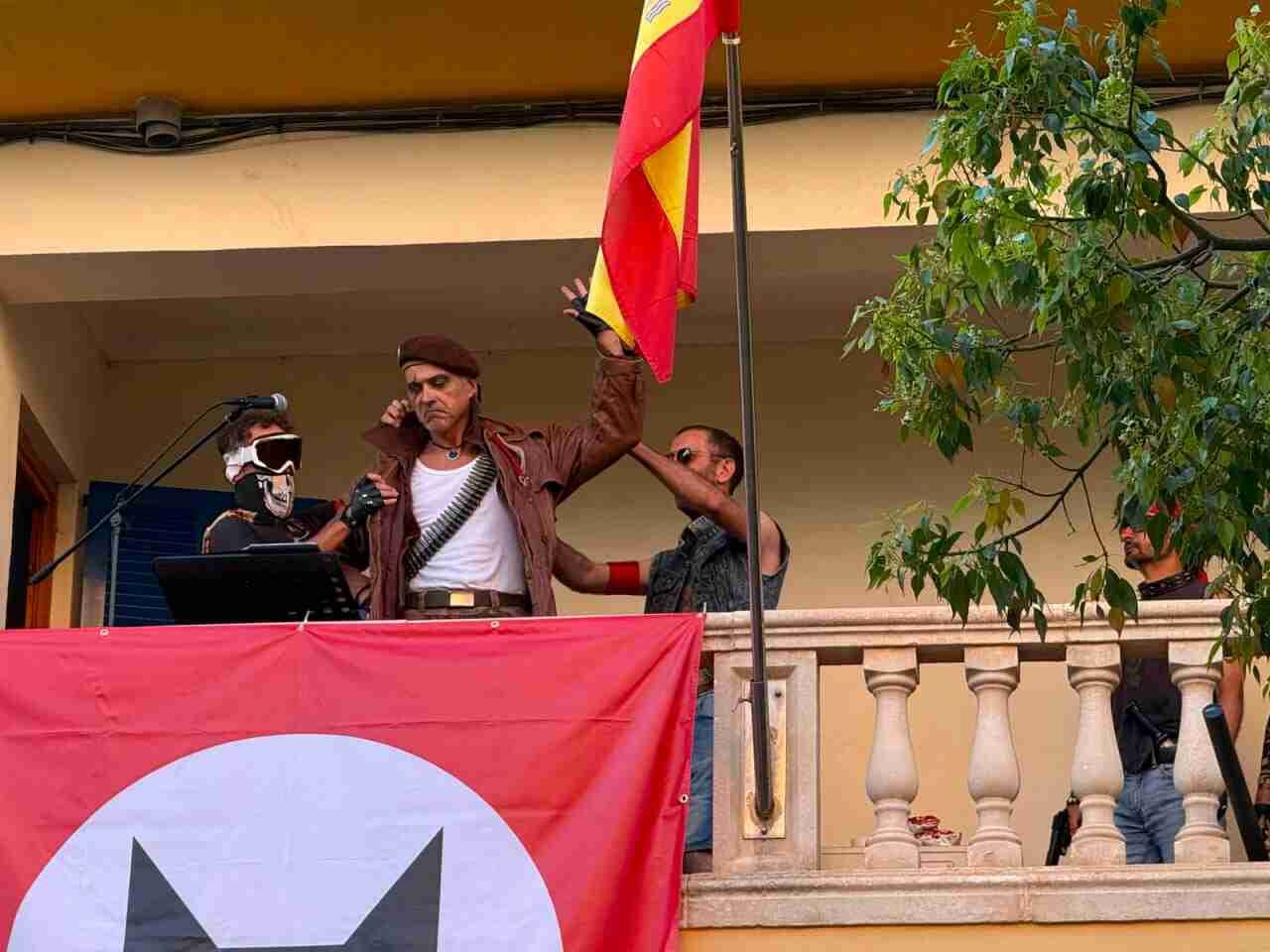 Los integrantes de Jostissi de Carreró iniciando con su pregón las Fiestas del Carmen en el balcón municipal