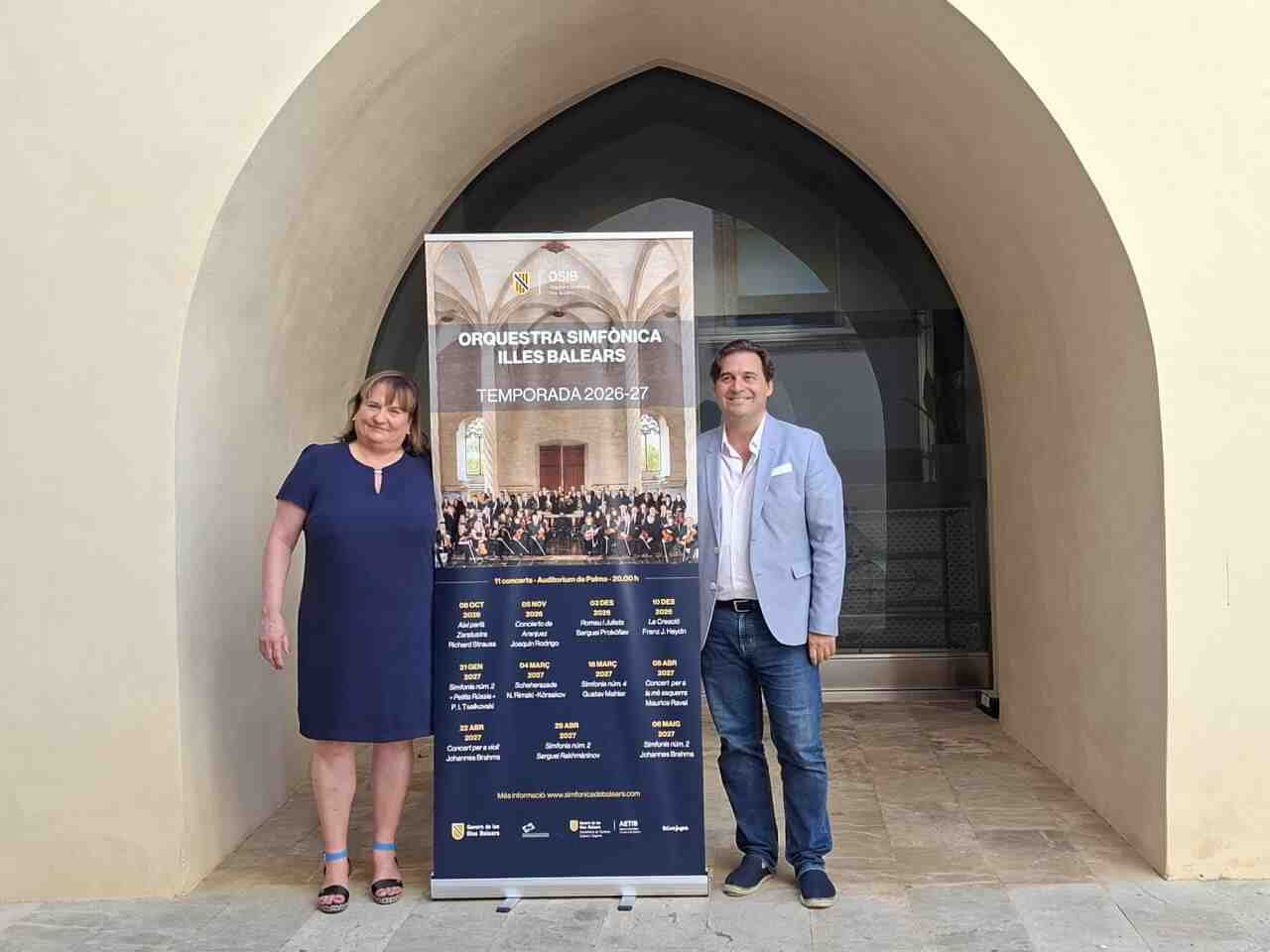 Representantes institucionales posando junto al cartel oficial de la temporada de abono 2026-2027 de la Orquesta Sinfónica de las Islas Baleares