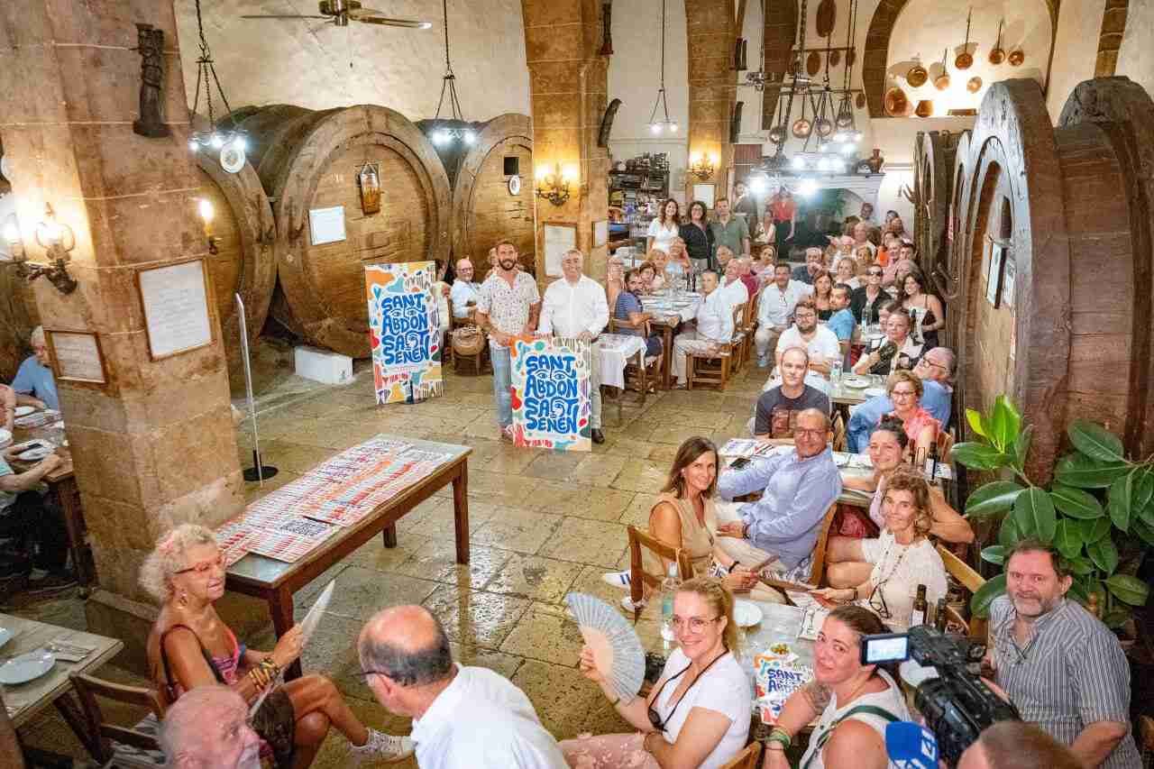 Presentación oficial de las fiestas patronales de Inca con numerosos asistentes y organizadores en el interior de un celler tradicional
