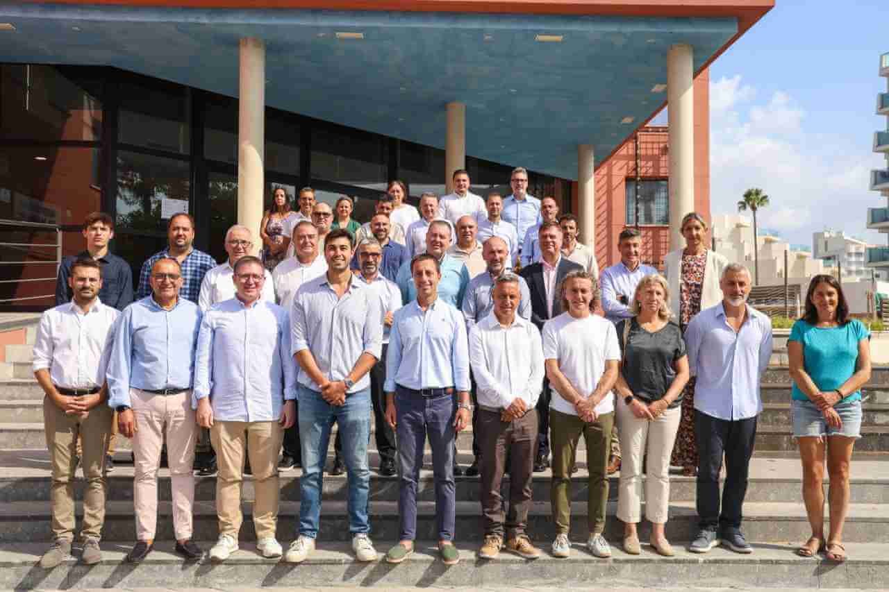 El presidente del Consell de Mallorca, Llorenç Galmés, junto a los alcaldes de Sant Llorenç des Cardassar y Son Servera y representantes municipales