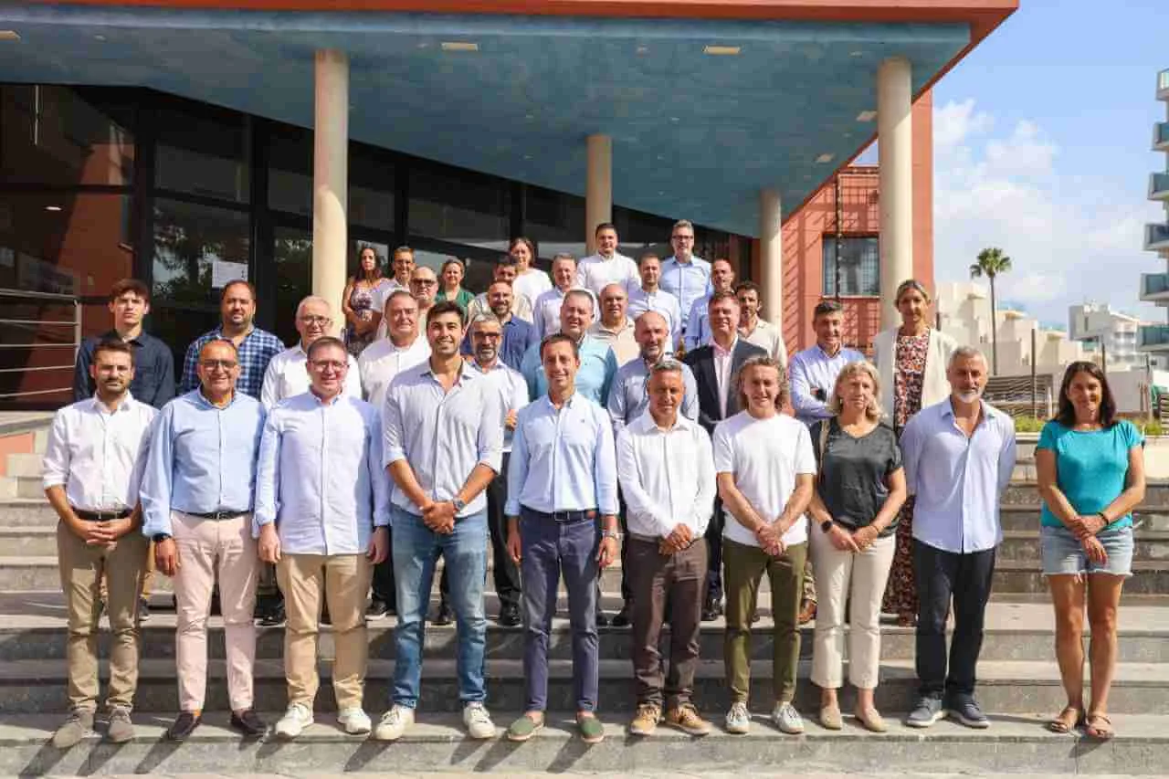 El presidente del Consell de Mallorca, Llorenç Galmés, junto a los alcaldes de Sant Llorenç des Cardassar y Son Servera y representantes municipales