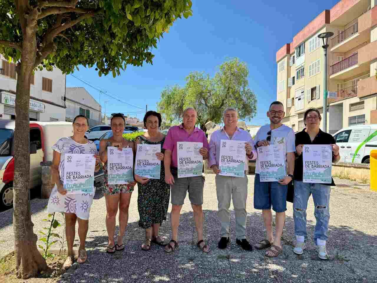 El alcalde de Inca y representantes vecinales enseñan el cartel de las fiestas de la barriada de Vías del Tren en Inca