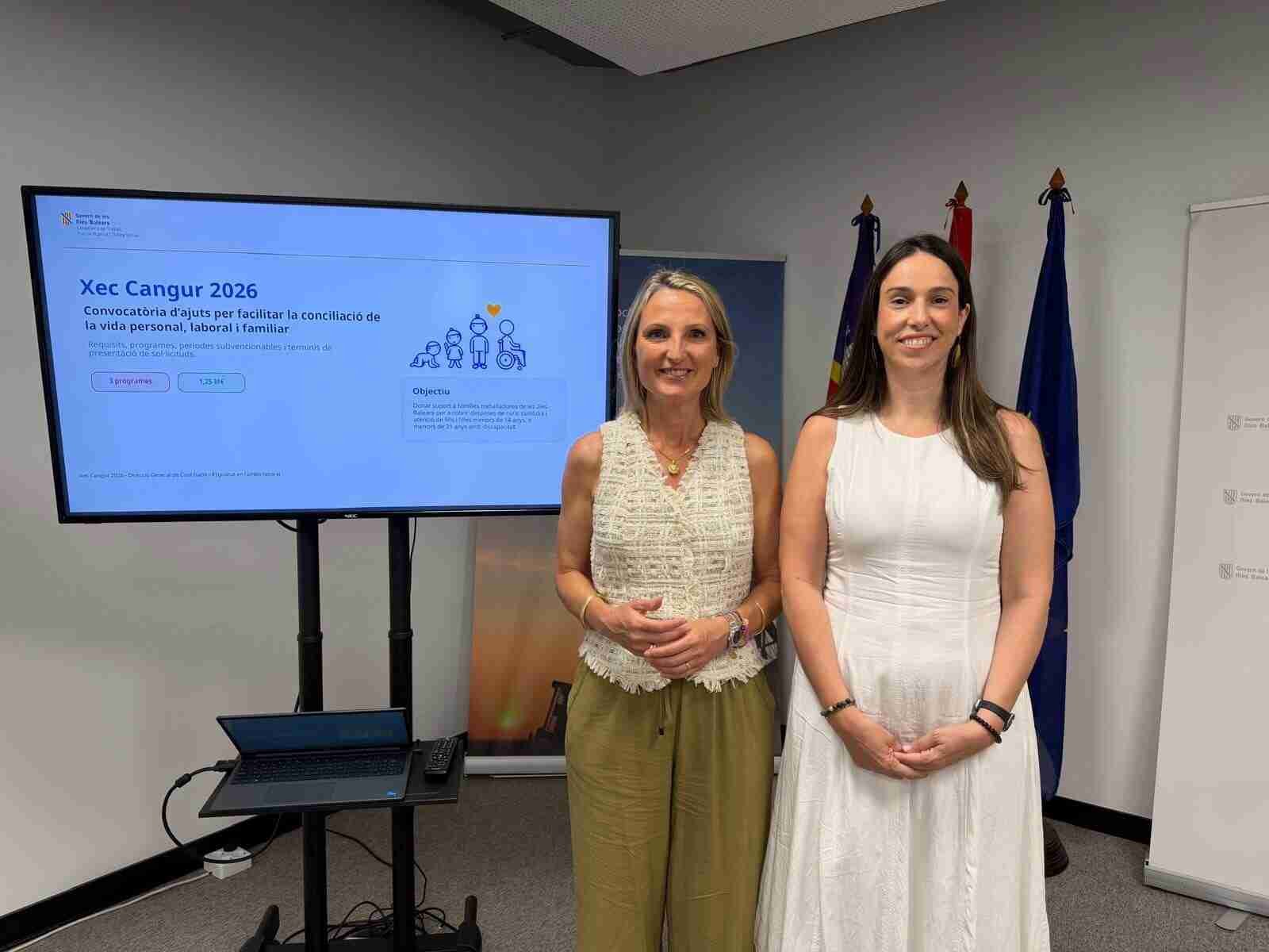 Dos representantes del Govern Balear posan junto a la pantalla de presentación del Xec Cangur 2026