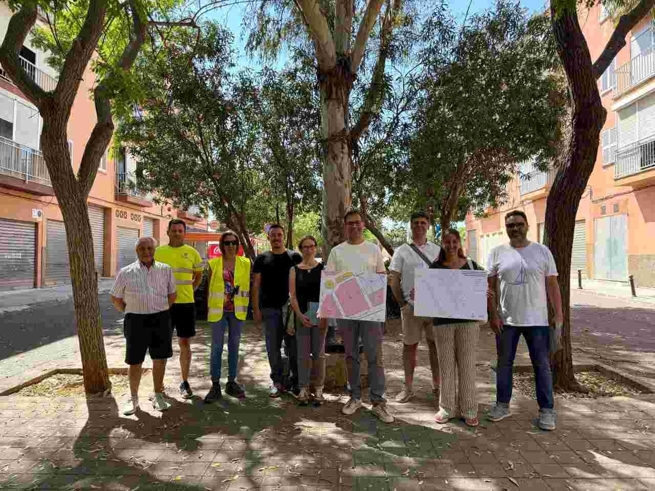 El alcalde de Manacor, Miquel Oliver, y responsables de la SAM junto a vecinos en la presentación de la red de agua de Es Serralt