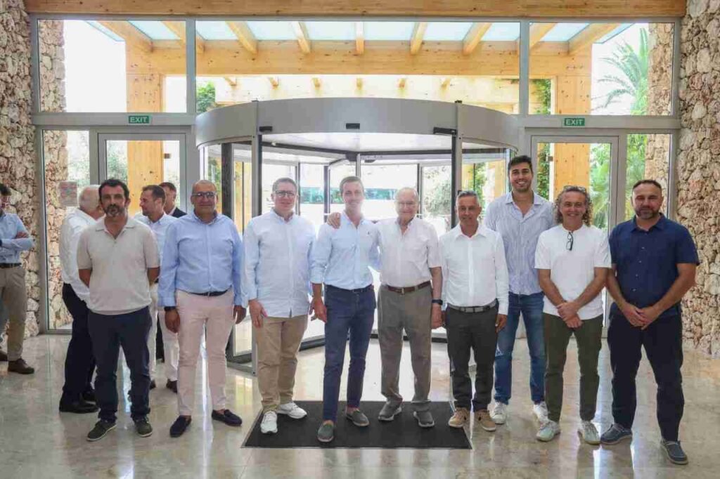 Foto de grupo de las autoridades e integrantes de la comitiva en la entrada del Hotel Hipotels Flamenco