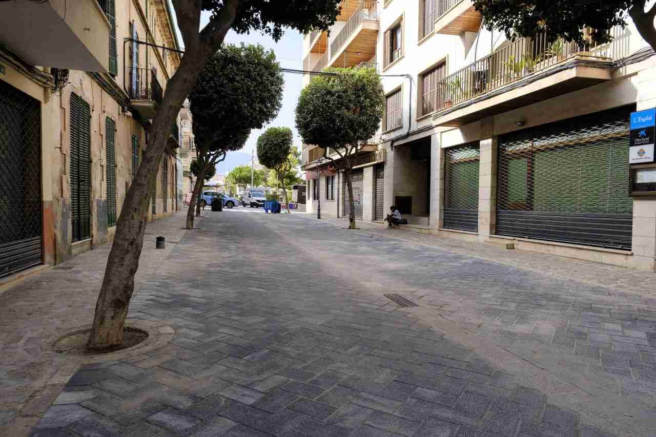 Calle peatonalizada y renovada en el centro histórico de Inca con arbolado y nuevo pavimento