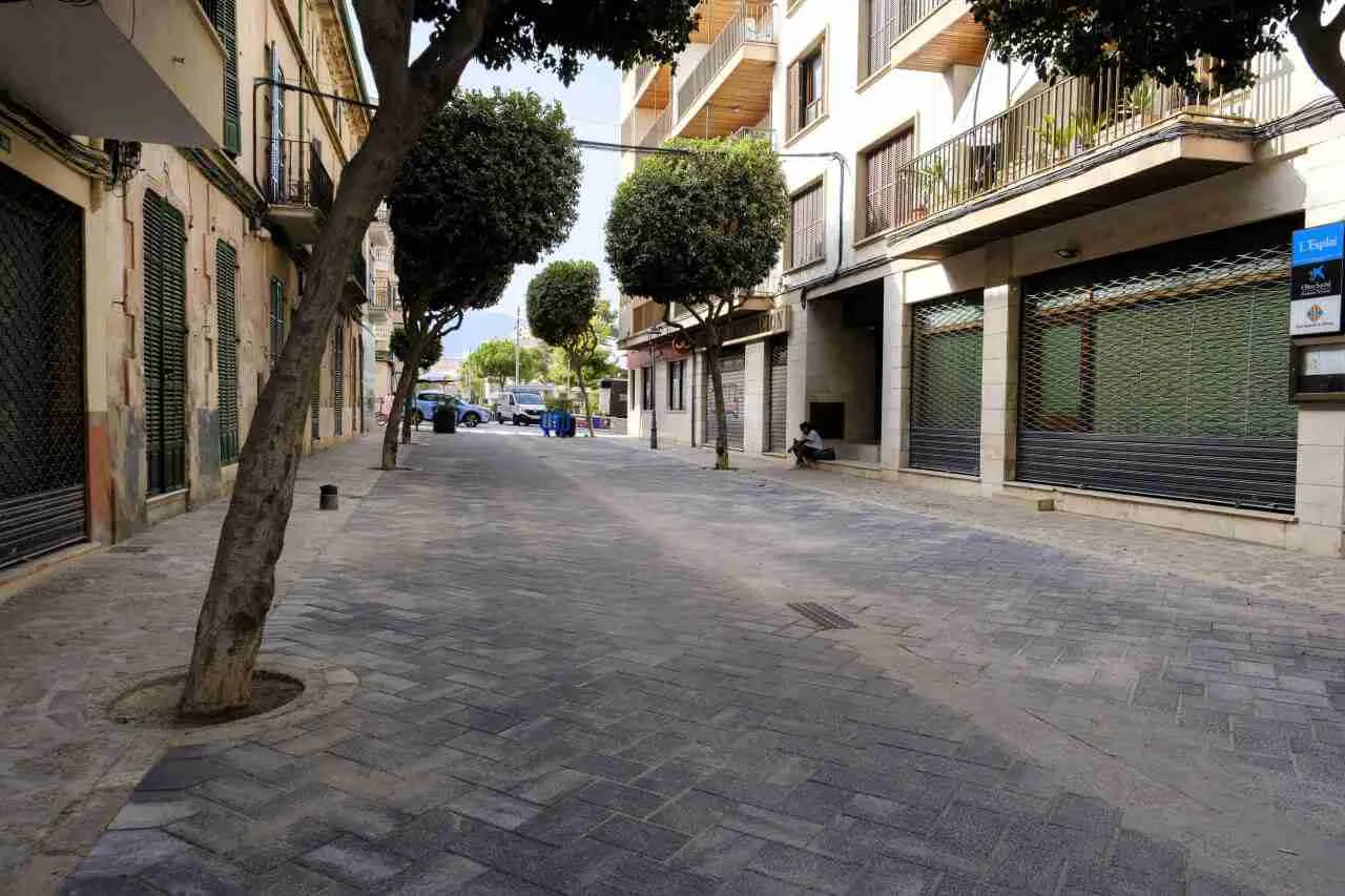 Calle peatonalizada y renovada en el centro histórico de Inca con arbolado y nuevo pavimento