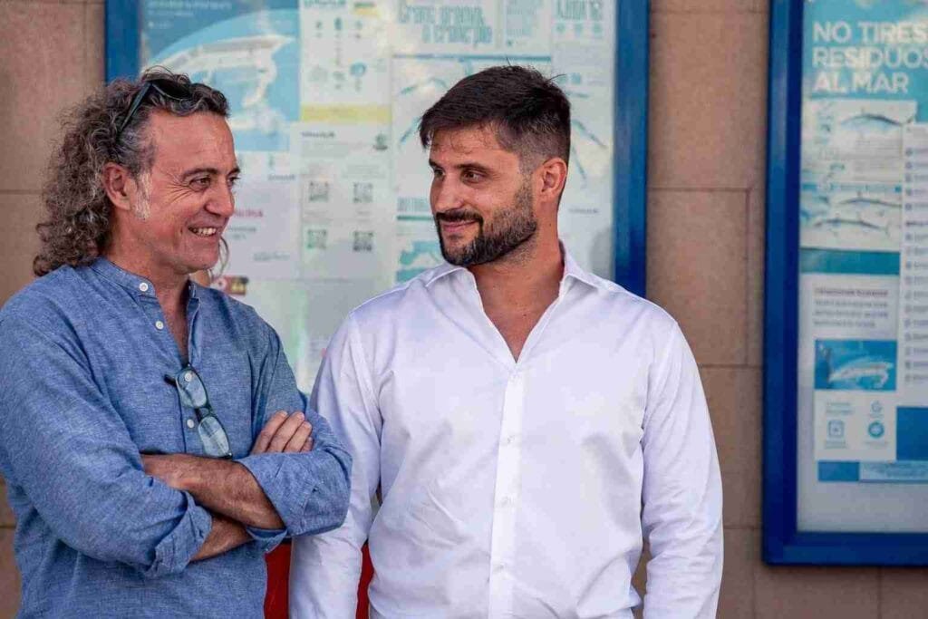 El alcalde Pep Miquel Servera Leno y el concejal Bernat Grimalt conversando frente a unos paneles informativos de Cala Millor