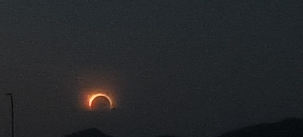 Secuencia del inicio del eclipse solar sobre la montaña