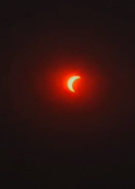 Primer plano en tono rojo del eclipse solar