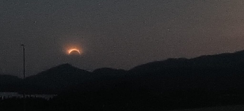 El eclipse solar descendiendo tras la Serra de Tramuntana