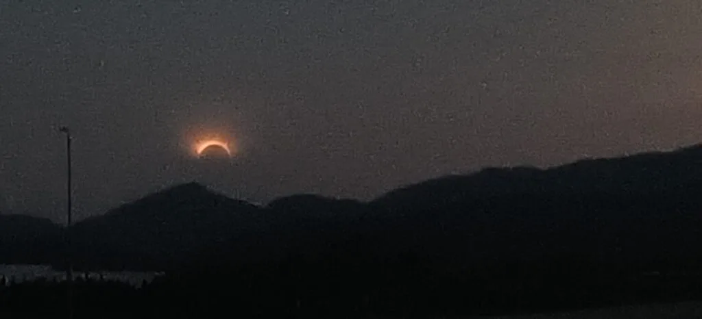 El eclipse solar descendiendo tras la Serra de Tramuntana