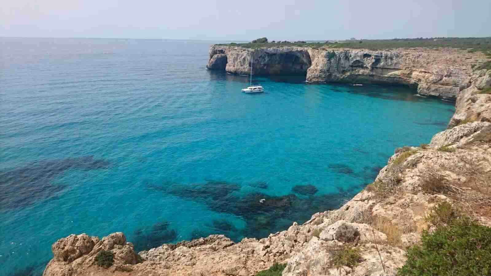 Zona de acantilados y aguas cristalinas en el entorno de la Cova des Coloms y s'Estany d'en Mas en Manacor