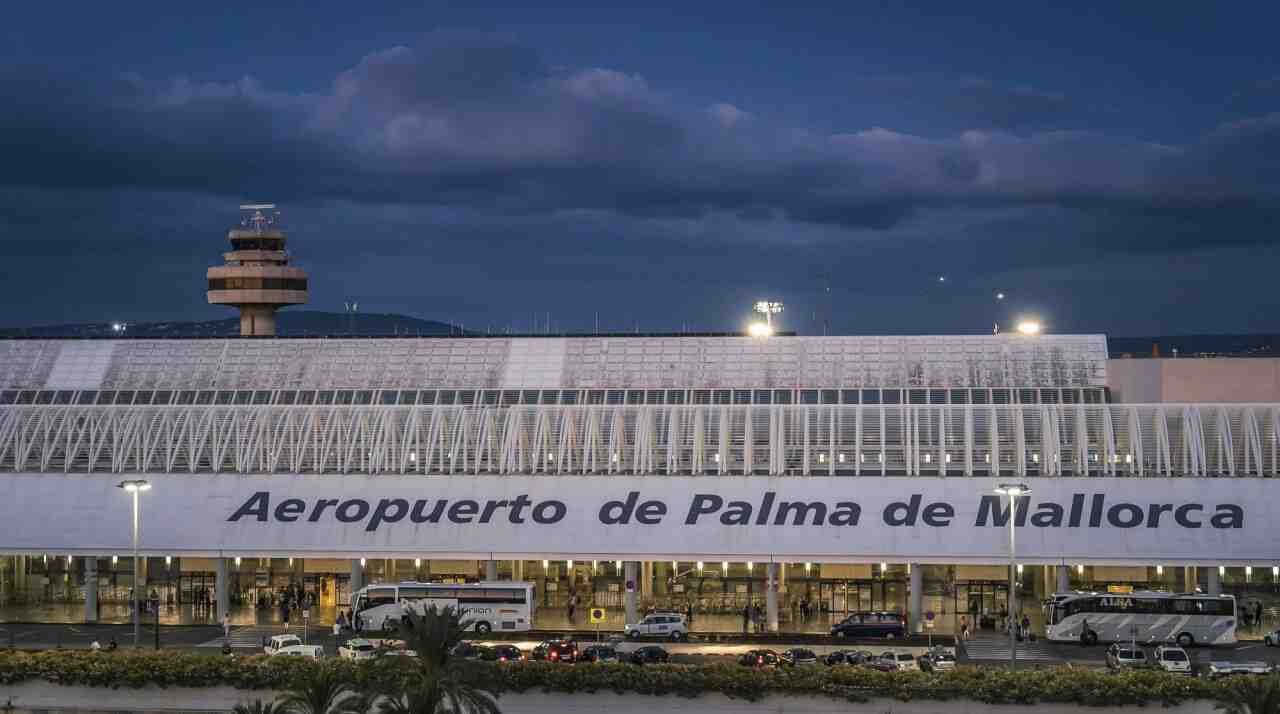 Vista nocturna de la fachada principal del aeropuerto de Son Sant Joan en Palma