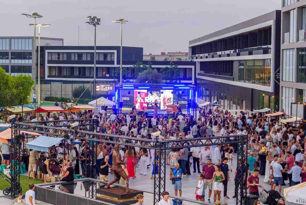 Gran multitud de personas disfrutando del evento gastronómico y musical en las instalaciones de la Rafa Nadal Academy