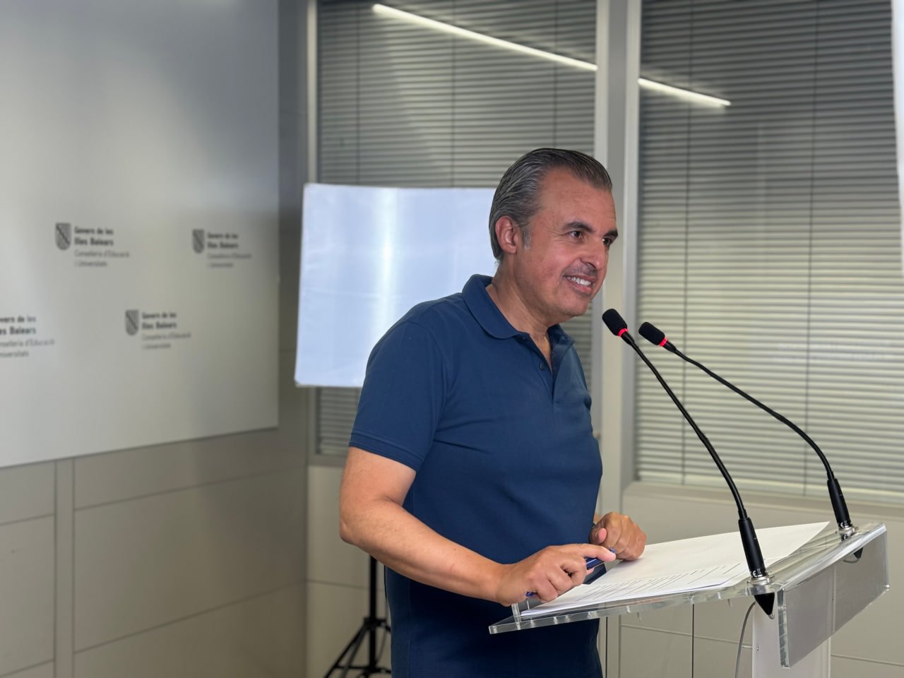 El conseller de Educación Antoni Vera durante la rueda de prensa sobre las plazas del profesorado