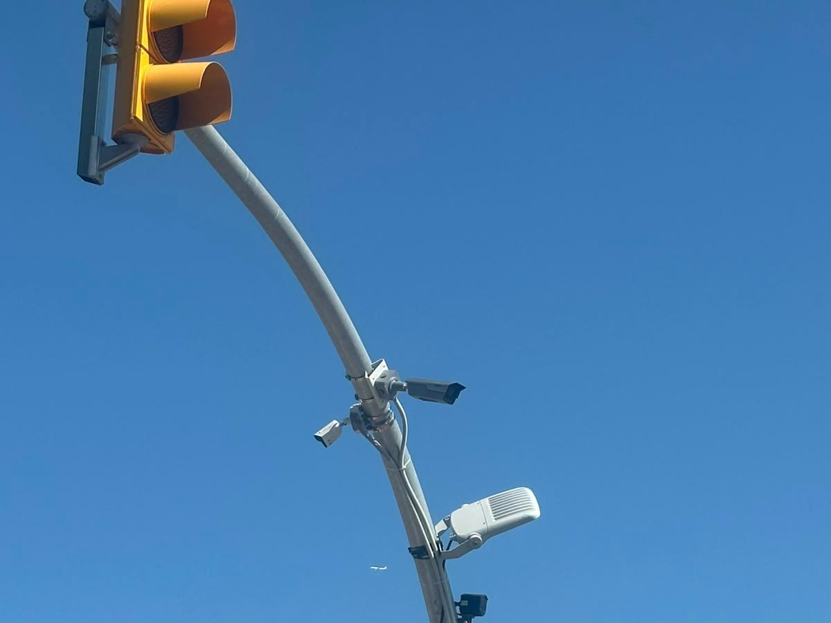 Dispositivo de cámaras inteligentes de videovigilancia instalado junto a un semáforo en Sant Llorenç des Cardassar