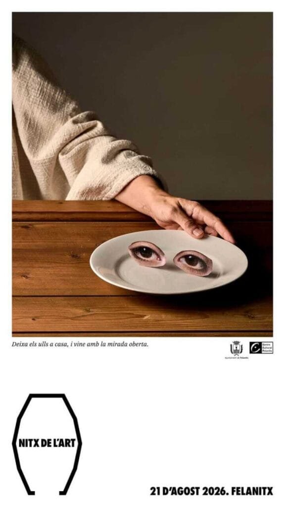 Cartel de la Nitx de l'Art 2026 de Felanitx con una mano sirviendo dos ojos en un plato blanco sobre mesa de madera