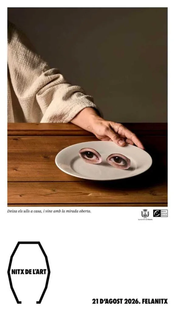 Cartel de la Nitx de l'Art 2026 de Felanitx con una mano sirviendo dos ojos en un plato blanco sobre mesa de madera