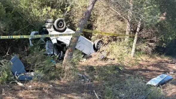 Turismo blanco volcado y destrozado tras chocar contra un árbol en la carretera de Manacor a Porto Cristo