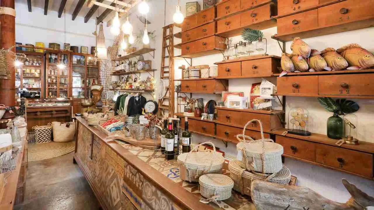 Interior de un comercio de proximidad decorado con productos tradicionales en Baleares