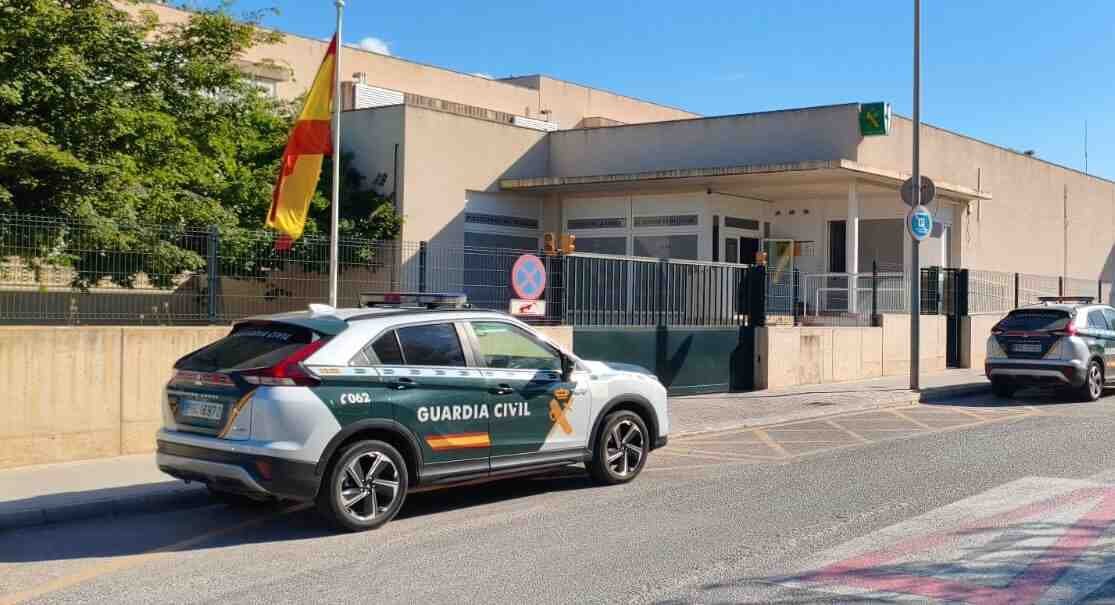 Vehículo patrulla de la Guardia Civil estacionado frente al cuartel de Calvià