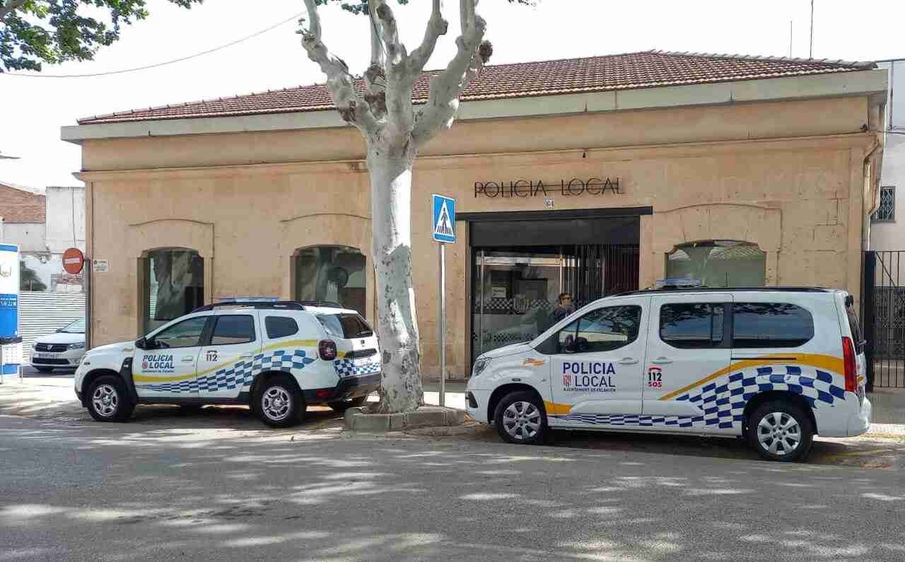 Vehículos patrulla estacionados frente a la comisaría de la Policía Local de Felanitx