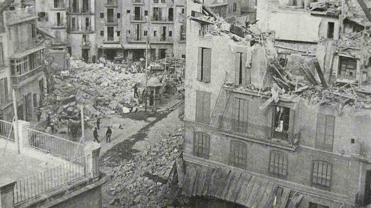 Edificios destruidos y escombros en una calle de Palma tras un bombardeo aéreo