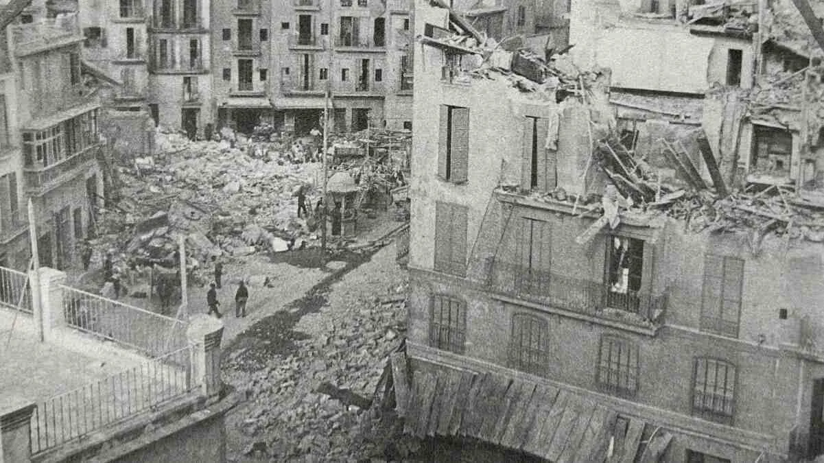 Edificios destruidos y escombros en una calle de Palma tras un bombardeo aéreo