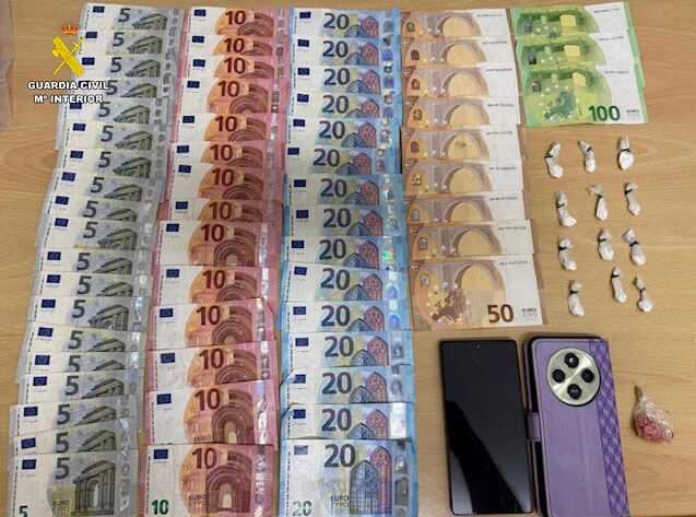 Billetes de euro y envoltorios de cocaína intervenidos por la Guardia Civil en Portocolom