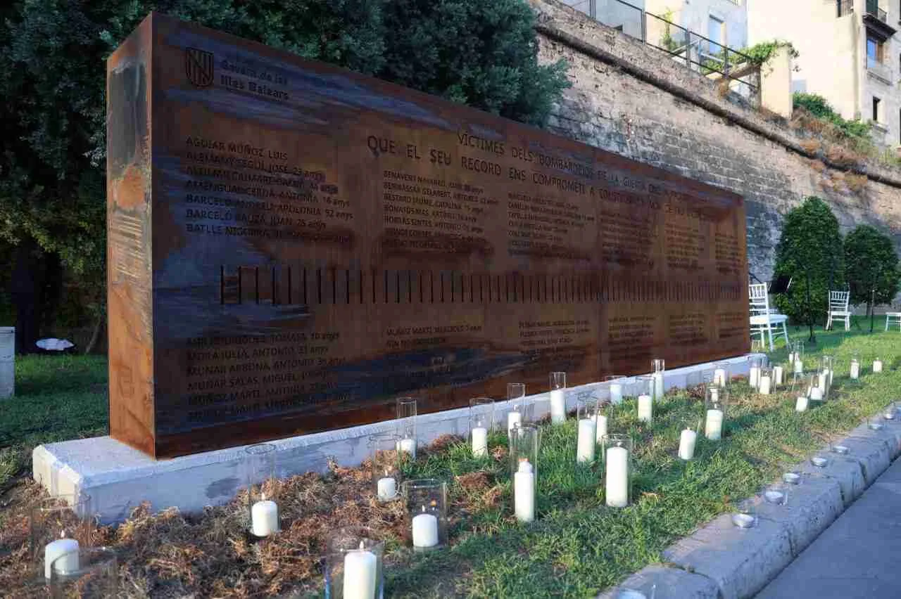 Memorial del Muro de la Dignidad inaugurado en Palma con los nombres grabados de las víctimas
