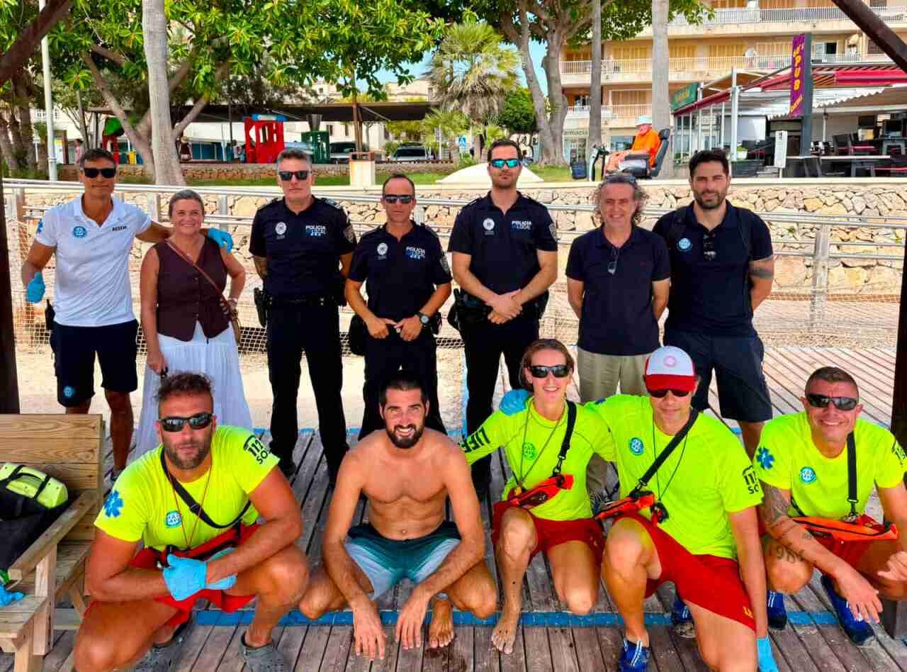 El alcalde de Son Servera, Pep Servera Leno, encabeza la foto de grupo junto al equipo de socorristas de Marsave y la Policía Local