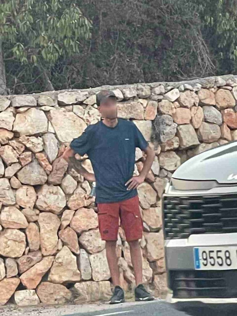 El autor de los robos en libertad en el arcen de una carretera con la misma ropa con la que cometio los asaltos