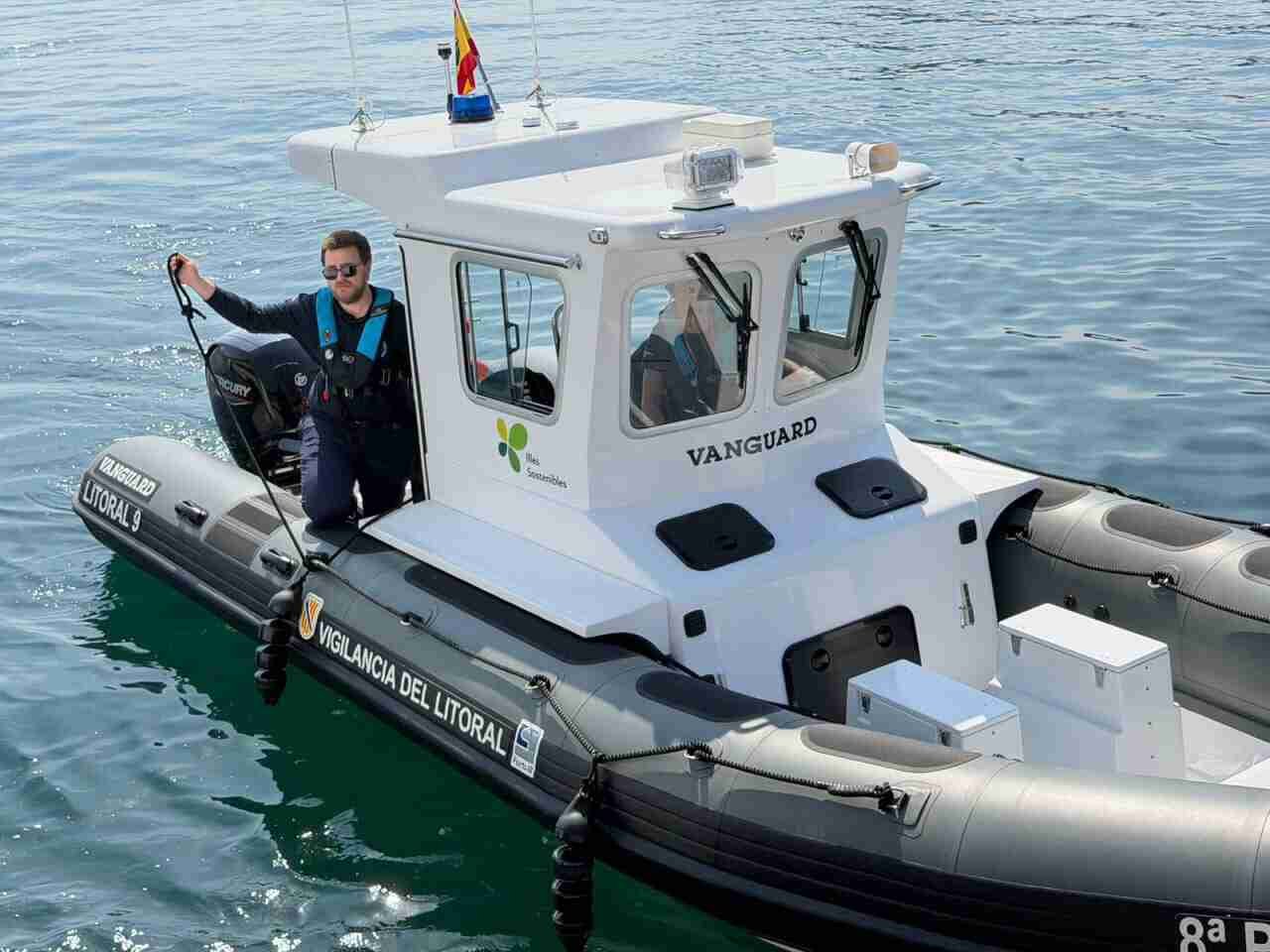 Embarcación semirrígida del Servicio de Vigilancia del Litoral de PortsIB durante un operativo de control marítimo