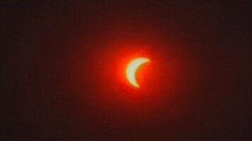 El eclipse solar mostrando una silueta luminosa sobre el horizonte de la comarca del Raiguer