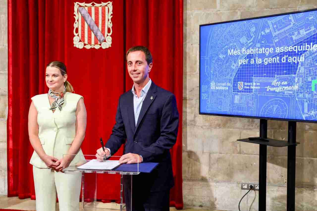 Llorenç Galmés y Marga Prohens firman el convenio para construir 323 viviendas públicas en Palma
