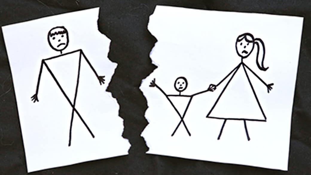 Dibujo en papel rasgado de una familia donde la madre se queda con el hijo y el padre queda separado