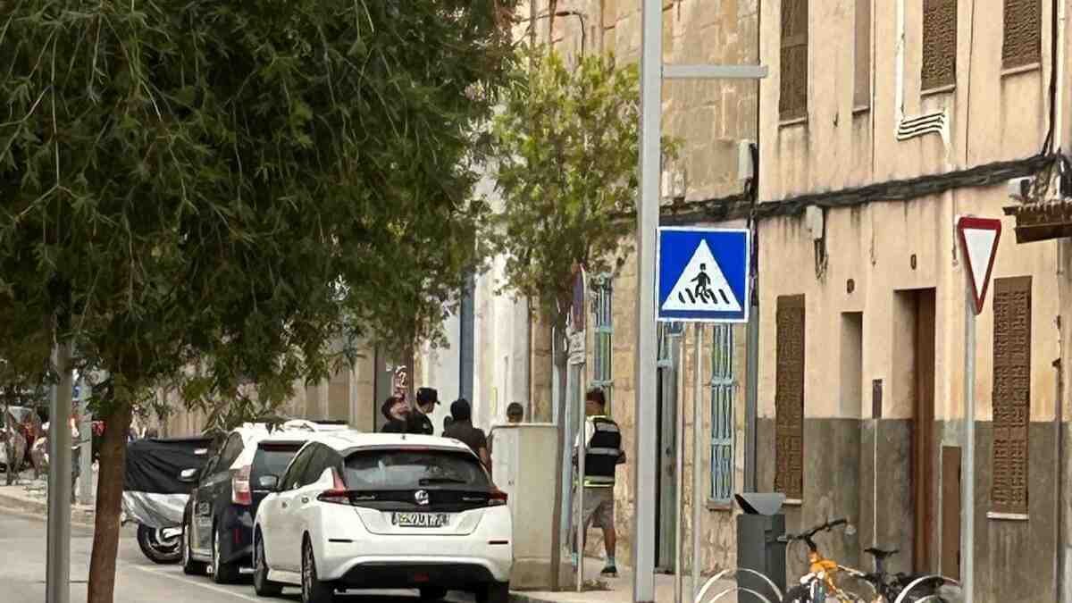 Agentes de la Policía Nacional e inspectores del Govern frente a la vivienda de la Vía Majòrica de Manacor