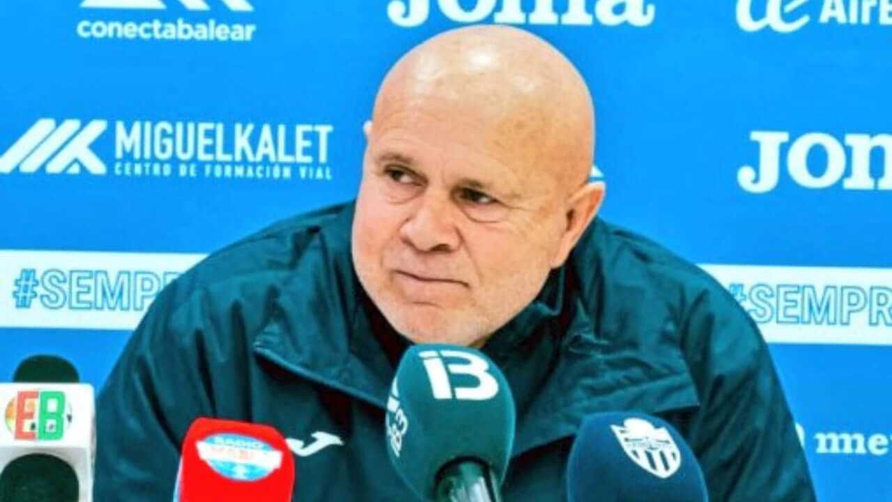 Jaume Mut durante una rueda de prensa como entrenador del Atlético Baleares